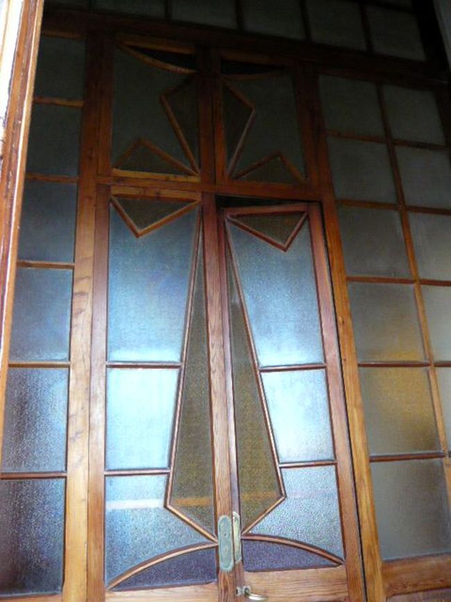 ←◆『ホテルの並びの教会♪』<br /><br />入口の扉にもマルタの十字架が