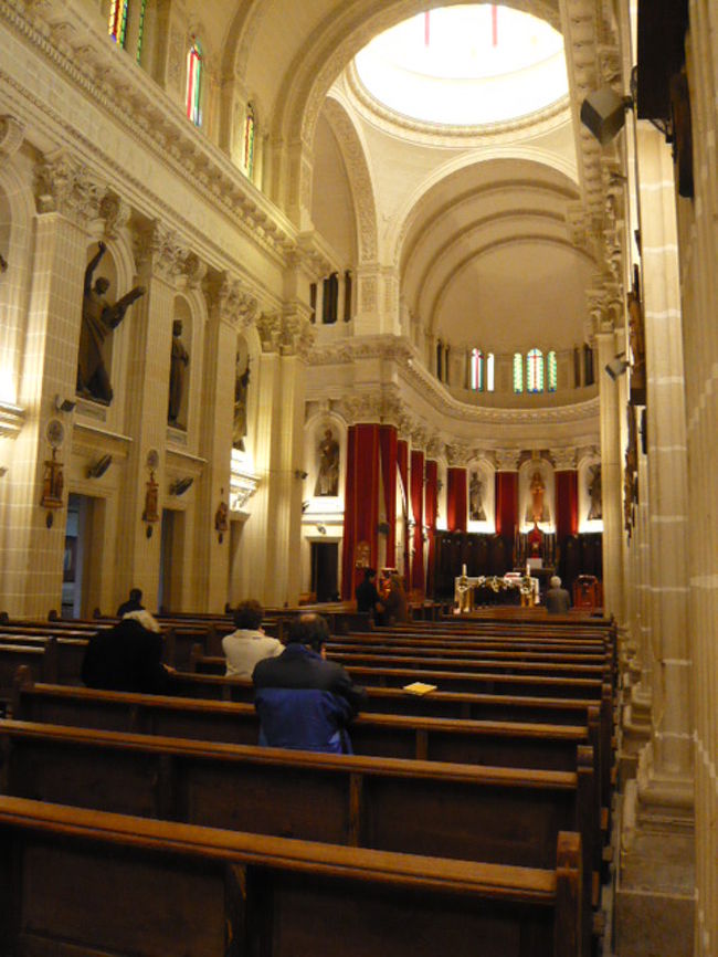 ←◆『ホテルの並びの教会♪』<br /><br />ミサが行われ様で人が残ってた