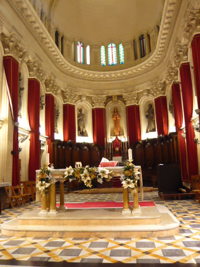 ←◆『ホテルの並びの教会♪』<br /><br />主祭壇の周囲は赤いカーテンが