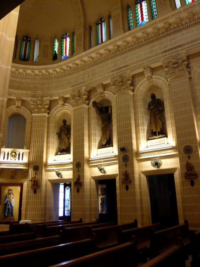 ←◆『ホテルの並びの教会♪』<br /><br />聖人の列の上にはステンドグラス