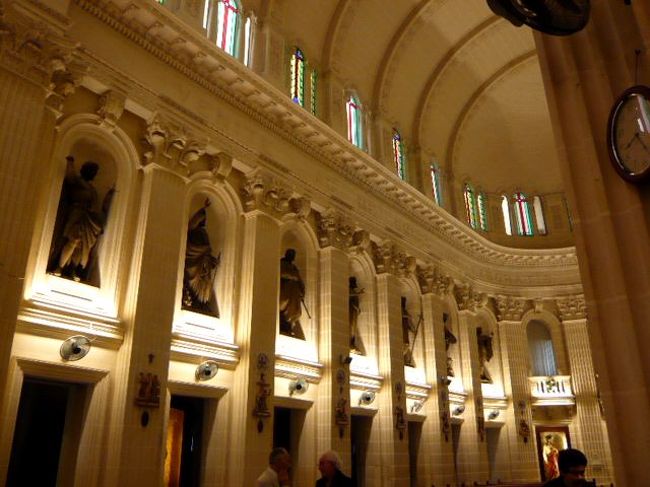 ←◆『ホテルの並びの教会♪』<br /><br />両側の壁に聖人らしき像がある