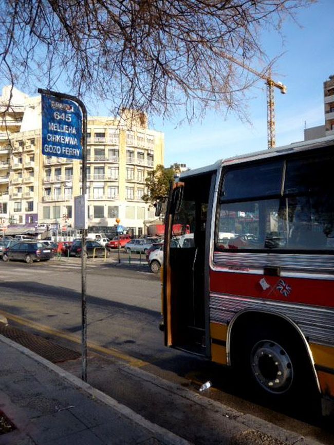 ←◆『スリーマのバス停♪』<br /><br />教会を出て、道沿いを歩くと<br />バスターミナルになってます<br /><br />645番が私の乗るゴゾ島へ渡る<br />チェルケウア港へ行くバスで<br /><br />バスの「顔」を見なくちゃ(笑)