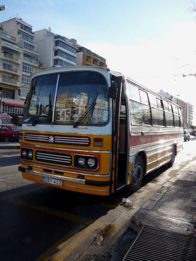 ←◆『スリーマのマルタバス♪』<br /><br />見たかったマルタバスぢゃないぞー<br /><br />トトロに出てくる猫バスのモデルは<br />マルタを走るボンネットバスとの話<br /><br />でもそれも新しく変ってると聞いて<br />慌ててマルタを訪ねる事にしたのだ<br /><br /><br />