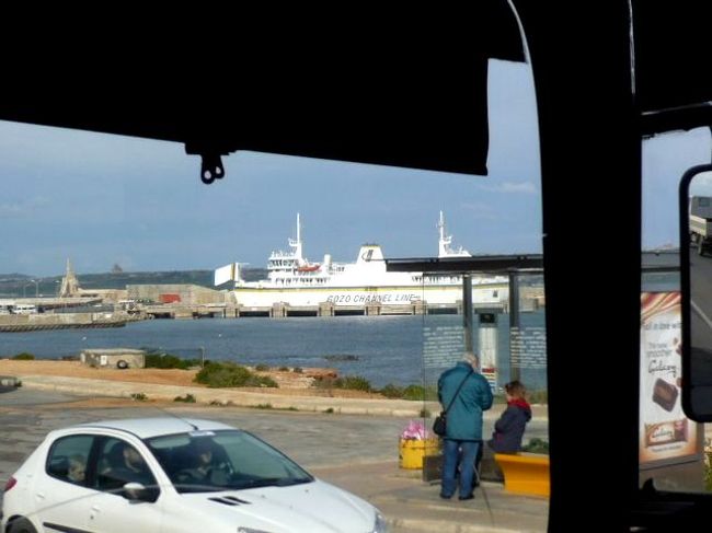 ←◆『ゴゾ島へ行くフェリー♪』<br /><br />スリーマからサン・ジュリアンを<br />通過して、１時間位かかったかな<br /><br />チェルケウア港にフェリーがいた