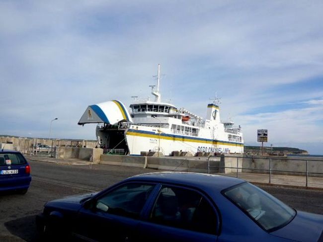 ←◆『ゴゾ島へ行くフェリー♪』<br /><br />あの後ろの処から車を運ぶんですね<br /><br />さて、チケットの列に並ばなくちゃ