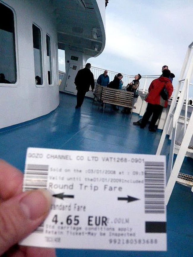 ←◆『ゴゾ島へ行くフェリー♪』<br /><br />ふぅ〜、小さい小屋に雪崩れ込み<br />我先に殺到する人達に揉まれつつ<br />なんとかチケットを買って乗った<br /><br />チケットは往復で4.65ユーロです