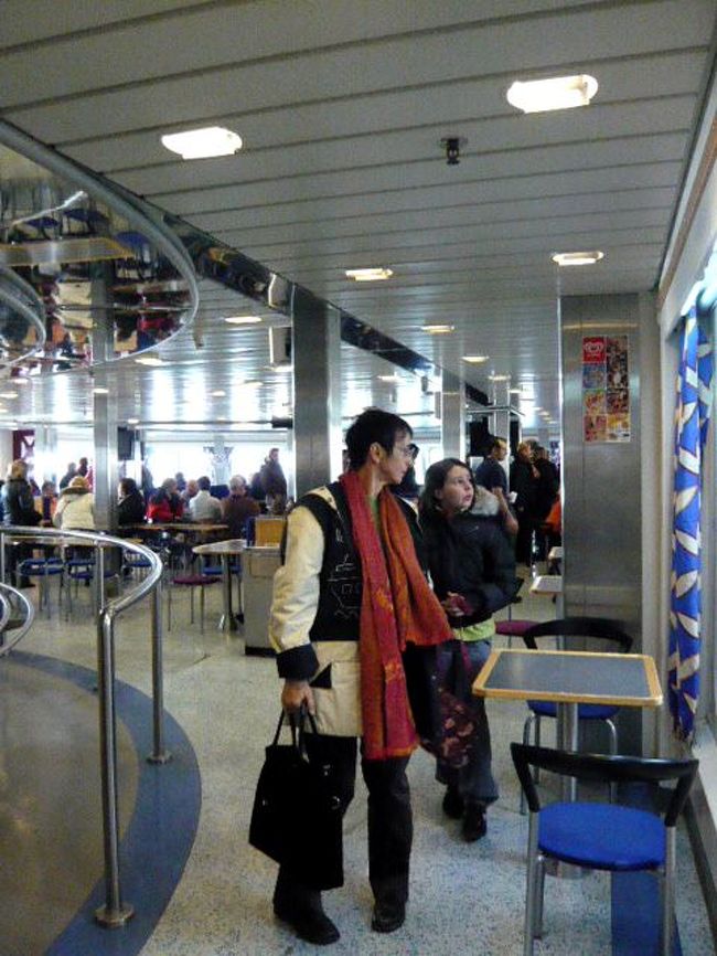 ←◆『ゴゾ島へ行くフェリー♪』<br /><br />船内はご覧の通り綺麗で人も沢山<br /><br />冬のマルタは思ったより人が多い