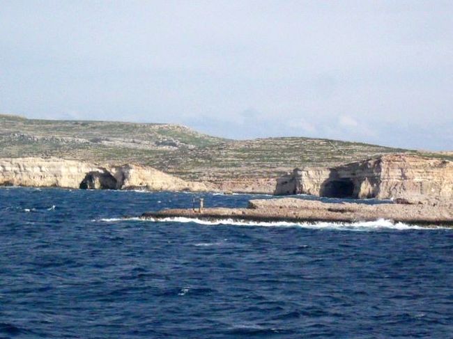 ←◆『ゴゾ島へ行くフェリー♪』<br /><br />右の方を見ると洞穴が見えますネ