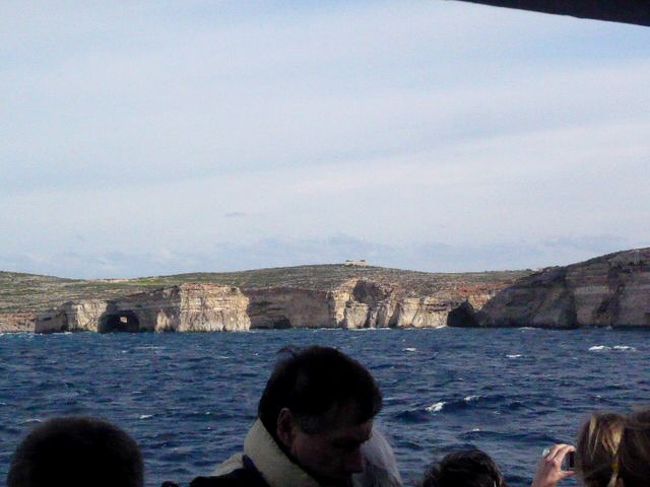 ←◆『ゴゾ島へ行くフェリー♪』<br /><br />幾つか良い感じの洞穴が見えます