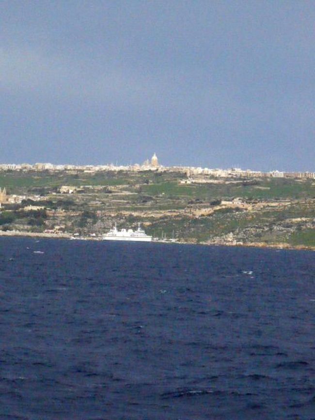 ←◆『ゴゾ島へ行くフェリー♪』<br /><br />あ・・丘の上に教会が見えますね<br /><br />これはイムジャールより奥みたい