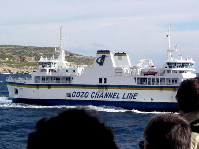 ←◆『ゴゾ島へ行くフェリー♪』<br /><br />すぐ近くを別のフェリーが行く〜