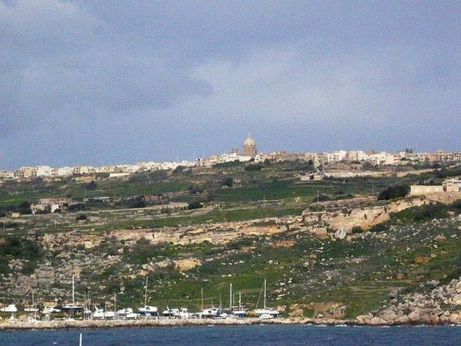 ←◆『ゴゾ島へ行くフェリー♪』<br /><br />ゴゾも島の上の方が栄えてますね〜