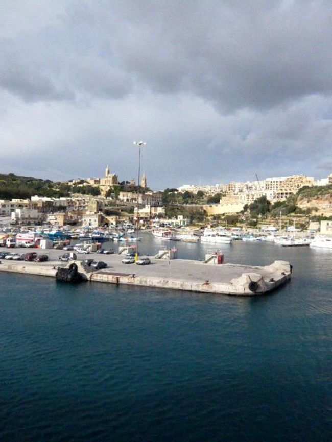 ←◆『ゴゾ島へ行くフェリー♪』<br /><br />海は思ったより静かでしたが・・<br /><br />なんだか空模様は怪しいですよね