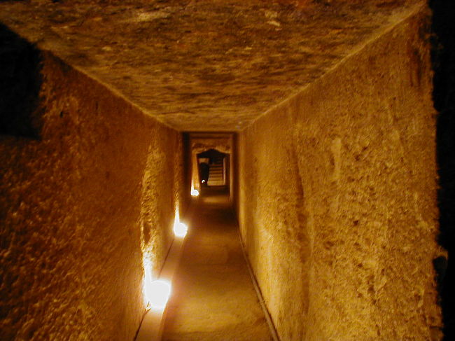 さらに奥へ進む。<br />閉所恐怖症の人にはまず無理な観光かと・・・。<br /><br />こんな狭いところでよく撮影出来たもんだと、ちょっと感動ｗ