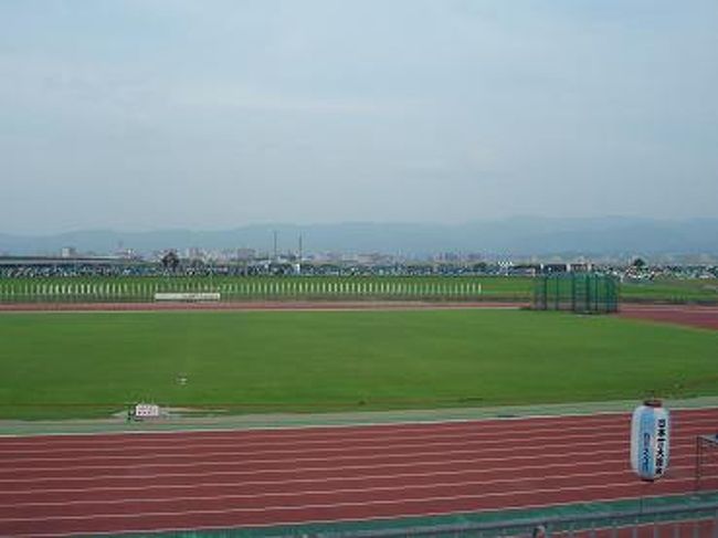 旅行会社の日帰りツアーで、長岡花火大会に行って来ました〜♪<br />長岡の花火大会に来たのは初めてです！！<br /><br />観覧場所は、川のすぐ近くにある陸上競技場の座席から観覧しました。<br />