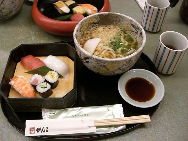 しつこいですが、毎回恒例のがんこ寿司！<br />ミニにぎり定食をうどんで。<br />￥１，０２９．<br /><br />去年との違いはモーニングじゃないって所。<br />それから、<br />わかめ→天かす<br />