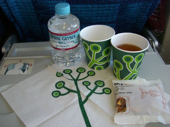 今回もお水をいただけました！<br />スナックは、今日現在、まだ大事に残していて<br />食べてません(^0^A)<br />もう、ダメかな。。。<br /><br />紙コップと紙ナフキンのデザインが、<br />かわいすぎる。<br />テーマは森ってところでしょうか？