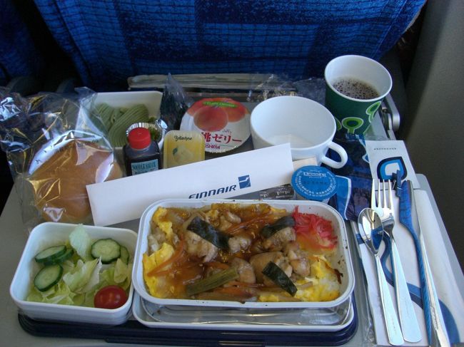 機内食１食目。<br /><br />なんか、みたことあるよな・・・<br />って思ったら、去年と同じでした。<br />違うのは、りんごゼリー→桃ゼりー<br /><br />お暇は方は、チェコ・ハンガリー?編をご覧下さい。