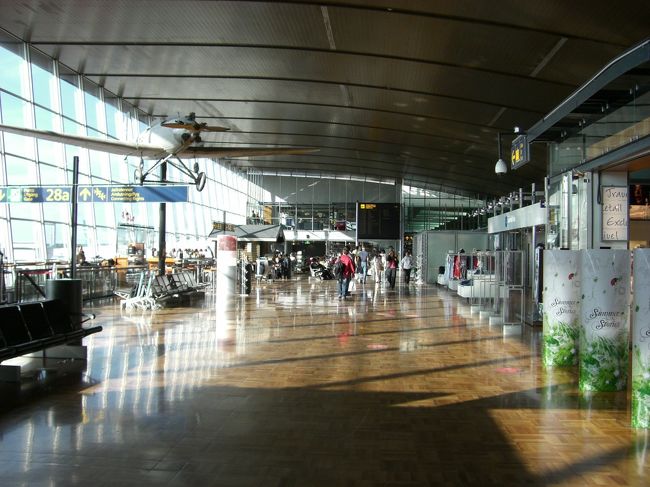 広〜い！！<br />シェンゲン入国☆<br /><br />去年はシェンゲン外（当時）のチェコへ行くための<br />乗換えだったため、<br />このエリアには入れませんでした。<br /><br />めっちゃ明るい！てか、まぶしい☆<br />これで１９：００くらい。