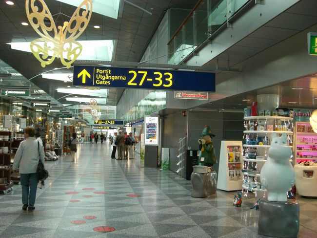 去年は入れなかったこのエリアには、<br />マリメッコやムーミンショップ！<br />テンション上がります↑↑<br /><br />でも、１９時くらいでぞくぞく閉店してました。<br />外がまだまだ明るいから、変な感じです。