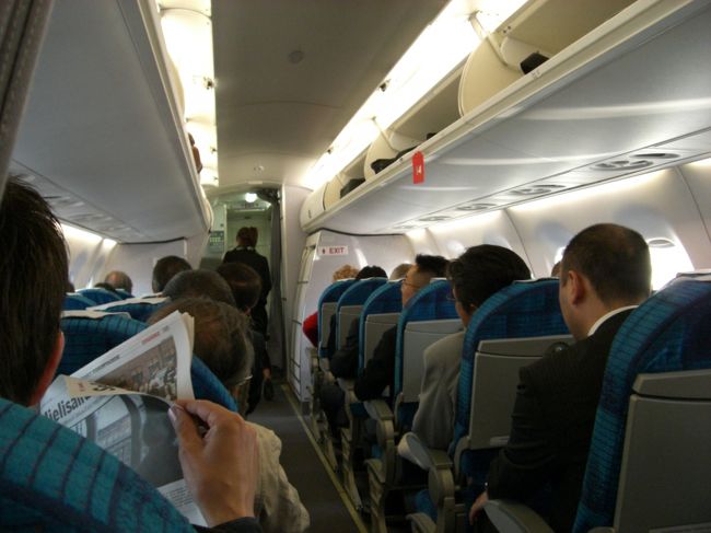 ストックホルムへは<br />ＥＭＢＲＡＥＲ　１９０<br />２×２、縦２５列のちっちゃい飛行機です。<br /><br />私はエコノミー最前列。<br />私たちの前はビジネスクラスの模様。<br />って、全く同じシートです。