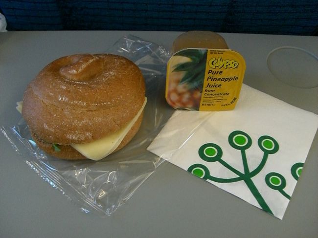 お食事はチーズサンドとパイナップルジュース。<br /><br />カーテンで仕切られたビジネスのお食事は、<br />見た目同じサンドイッチ（こちらはチーズとハム）が<br />ちゃんとお皿にのってました。<br /><br />それから、ドリンクが選べるようになってました。