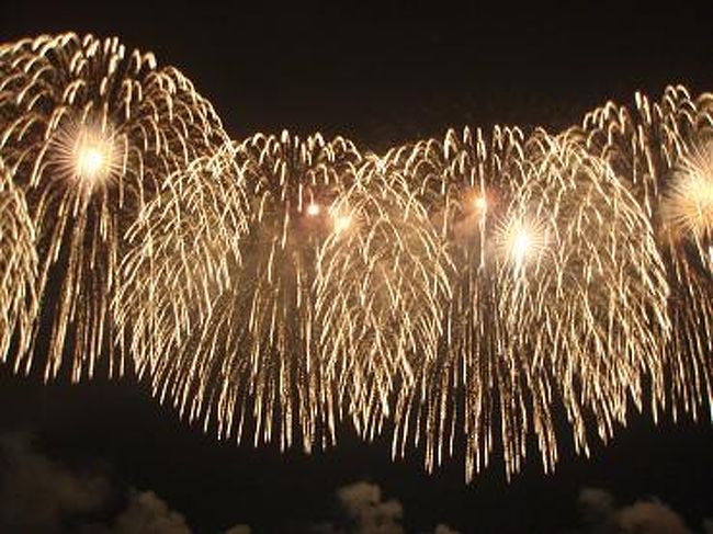 ほんと、広範囲に渡って打ち上げられるので、<br /><br />すっごい迫力でしたよ〜！！<br /><br />長岡の花火って、すっごい豪華な花火が多かったです！！<br /><br />さすが日本一♪