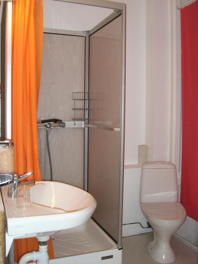 お風呂はバスタブナシ。<br />コンパクトなシャワーブースとトイレ。<br />古い建物ですが、<br />とても清潔感がありました。<br />