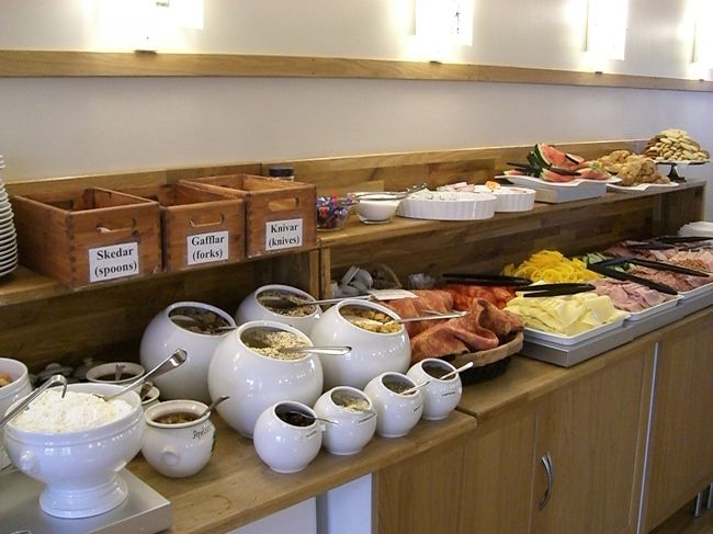 お部屋は、「清潔だけど古い建物なんだな」<br />っていう印象だったけど、<br />朝食会場は「新築」並みのキレイさ。<br />ハム・チーズ・シリアル・パンなど、<br />種類は結構ありました。<br />しかもハムとか、めっちゃキレイに並べてあります。<br />Ａ型やね（☆。☆）