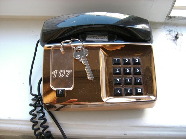 お部屋の電話と、鍵。<br /><br />この電話、色といい、形といい、かわいい♪