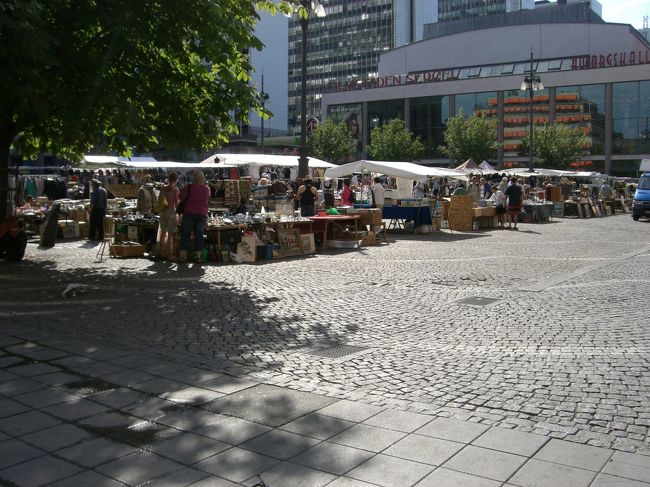 ホテルから歩いて・・・<br />ヒュートリエットのマーケットへ！！