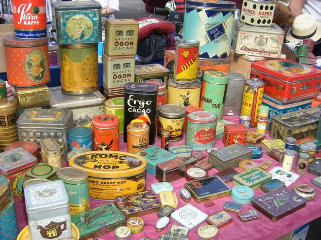 缶とか・・・<br />　　ちょっといいな！って思った缶は、<br />　　なんか有名な食器メーカの物とかなんとかで、<br />　　８０００円くらいって言われたので、<br />　　無名そうな別のを選びました(^0^A)<br /><br />残念だけど、ま、私の見る目があったということで。