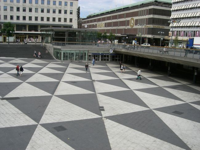 セルゲル広場まで、歩いて移動。<br />セルゲル広場って一段低い所やったんやね。<br />右上の茶色い建物はオーレンスシティー（デパート）<br />ここへ来たのは、<br />セルゲル広場の奥に見えるガラス張りの<br />ＳＬセンターに来るため。<br />ストックホルムカードを買いに来ました。<br /><br />２４時間＝３３０ＳＥＫ<br />ガイドブックでは２９０ＳＥＫだったので、<br />値上がってます。。。<br /><br />http://www.stockholmtown.com/templates/StockholmsCard____9989.aspx?epslanguage=EN