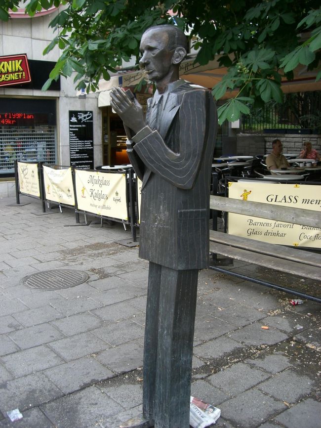 クララ教会の入り口にあった、<br />たばこを吸うおじさんの像。