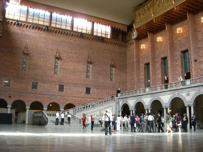 １１時からの市庁舎ツアーに参加するため！<br />ギリギリ間に合いました。<br />受付でストックホルムカードを提示。<br />ストックホルムカードを初めて使ったので<br />スタッフの人がカードに時間を記入してくれました。<br />今から２４時間、ストックホルムカードは有効です。<br /><br />市庁舎見学にはツアーに参加することが必要。<br />受付で料金支払いＯＲストックホルムカードの提示で<br />ガイドツアー参加のしるしのシールをもらうので、<br />服の目立つ所につけておきましょう！<br /><br />受付ではノーベルメダルチョコも売ってます！<br /><br />この回はスペイン語と英語のツアー。<br />英語は人数が多かったので、２班に分かれました。<br />日本語で説明が書かれた紙ももらえたので、<br />安心です。<br /><br />この部屋は、<br />「ブルーホールの大広間」<br />毎年１２月１０日に開かれる<br />ノーベル賞授賞祝賀晩餐会の会場で有名☆