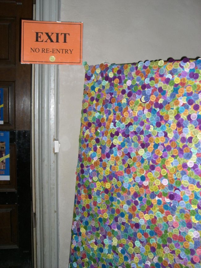 ガイドツアー参加のシールを<br />みんな出口に張って帰ってます。<br /><br />いろんな色があって、アートやね♪<br />