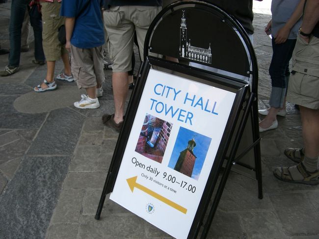 続けて「市庁舎の塔」へ↑↑<br /><br />たいした列じゃなかったので、<br />すぐに入れるかと思いきや、<br />一度に３０人まで！と規制をしているため、<br />出てきた人数しか中に入れてもらえない。<br />係の人が、出てきた人を見逃したりすると、<br />さらに列はすすまず・・・。<br />２０人も並んでなかったのになんと１時間待ちました。<br />まさかのタイムロス・・・。<br />おやつを食べたり、<br />周りの風景の写真を撮ったり。。。<br /><br />ここの入場もストックホルムカードで！