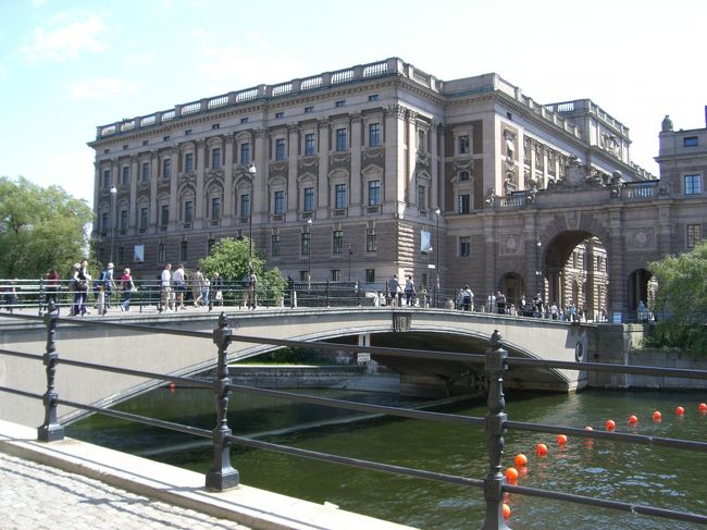 国会議事堂を急ぎ足で通り抜けて、