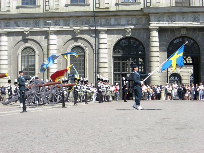ギリギリ間に合いました！<br /><br />１３：１５からの衛兵交代式！<br />途中からだったけど、<br />結構しっかり見れました！！