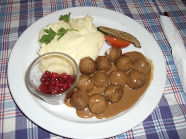 スウェーデン名物の<br />ミートボール　ポテトとこけももジャム付き<br />１４５ＳＥＫ<br /><br />肉にジャム！？<br />って思ってたけど、<br />ジャムの酸味がお肉の臭みを消してくれるので、<br />すごく合ってました☆<br />結構クセになる味<br /><br />ウェイターのお兄さんが<br />日本語が上手で、かっこよかったです(^0^)ｖ<br /><br />日替わりパスタ１０５ＳＥＫ<br />ってのも頼んで、サーモンクリームソースのペンネ<br />だったけど、薄味・・・。<br />