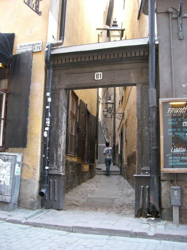 ガムラスタンで一番狭い通り。<br /><br />こっちの入り口はそうでもないけど、<br />向こうに行くにつれて細〜くなってきます。<br />その幅９０ｃｍ