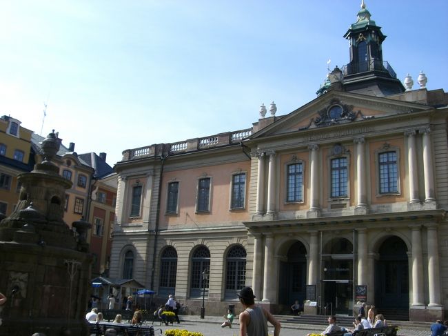 ノーベル博物館<br />ストックホルムカードで入場<br /><br />受付のお姉さんに<br />「アイスクリームが食べたいけど、どこ？」<br />って聞いたら、<br />「あと２・３分で閉店だから、急いで！！<br />　博物館は後でいいから、<br />　とにかくアイスクリームが先！！」<br />とアドバイスを頂き、入り口からまっすぐ博物館を<br />突き抜けていったん外へ！！