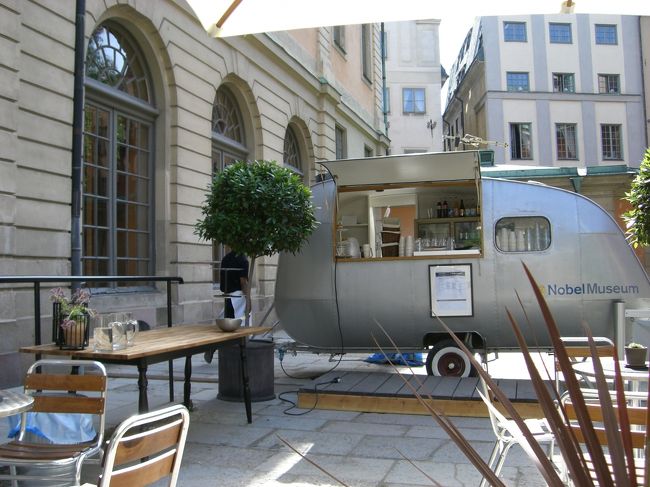 ということで、<br />またまた滑り込みセーフで、<br />裏のカフェへ。