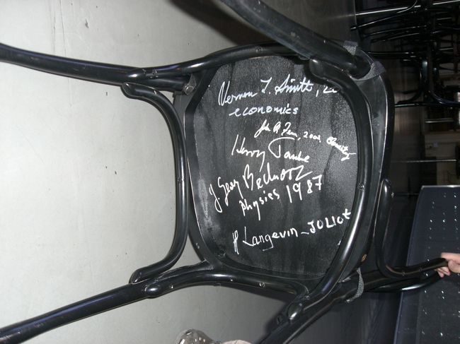 私が行った時はお休みなのか閉店してたけど、<br />室内のカフェなら、イスの裏を見て下さいね！<br />ノーベル賞の授章者達のサインが書かれていますよ♪