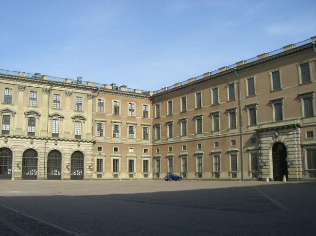 王宮へ<br />ストックホルムカードで入場。<br /><br />王宮内は撮影禁止のため<br />中庭？と思われるところの写真のみ。<br />王宮というより博物館っていう感じで、<br />勲章の数々や、ドレスなど<br />なかなかおもしろかったです。