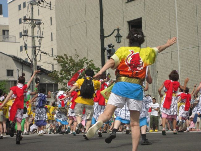 満腹になり、まずは昼ねぶたへ。最終日のみ昼間に大型ねぶたの運行があります。<br />最初にやってきたのは、なぜか函館の方たち。<br />イカ踊りを見せてくれました。すごく楽しそう♪<br />