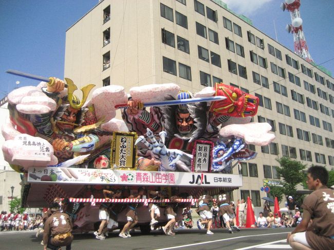 そしてついに大型ねぶたがやってきました！<br />夜のライトアップしたねぶたと比べると迫力は落ちますが、<br />それでもぐるぐる回転したり、傾けたり、十分迫力が味わえました。<br /> <br />ねぶた大賞は、青森山田高校のねぶた。桜がきれいです。<br />