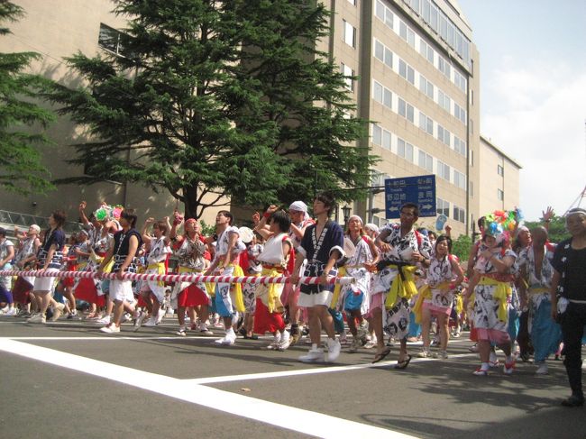 すごい数の跳人たち。<br />でもさすがにお昼だし、最終日だしお疲れ気味です。<br />そんな中でも気合入れて跳ねている人たちもいました！