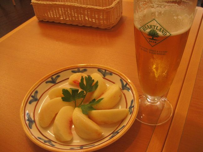 昼ねぶたが終わり、ちょっと休憩。<br />青果屋さんがやっているレストランでカットフルーツ（桃、パパイヤ）と、<br />フレーバービール（グリーンアップル＆バニラ）を頂きました♪<br />これがとっても安くて美味しい☆<br />桃はみずみずしく、甘くて１００円。<br />