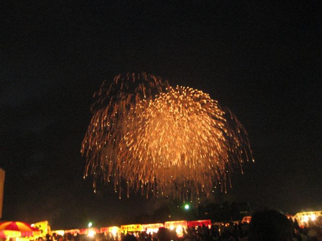 やがて花火も打ちあがり始めました☆<br />夕食を食べに歩きながら、花火鑑賞。<br />すごい人で、すれ違うのがやっと。<br />